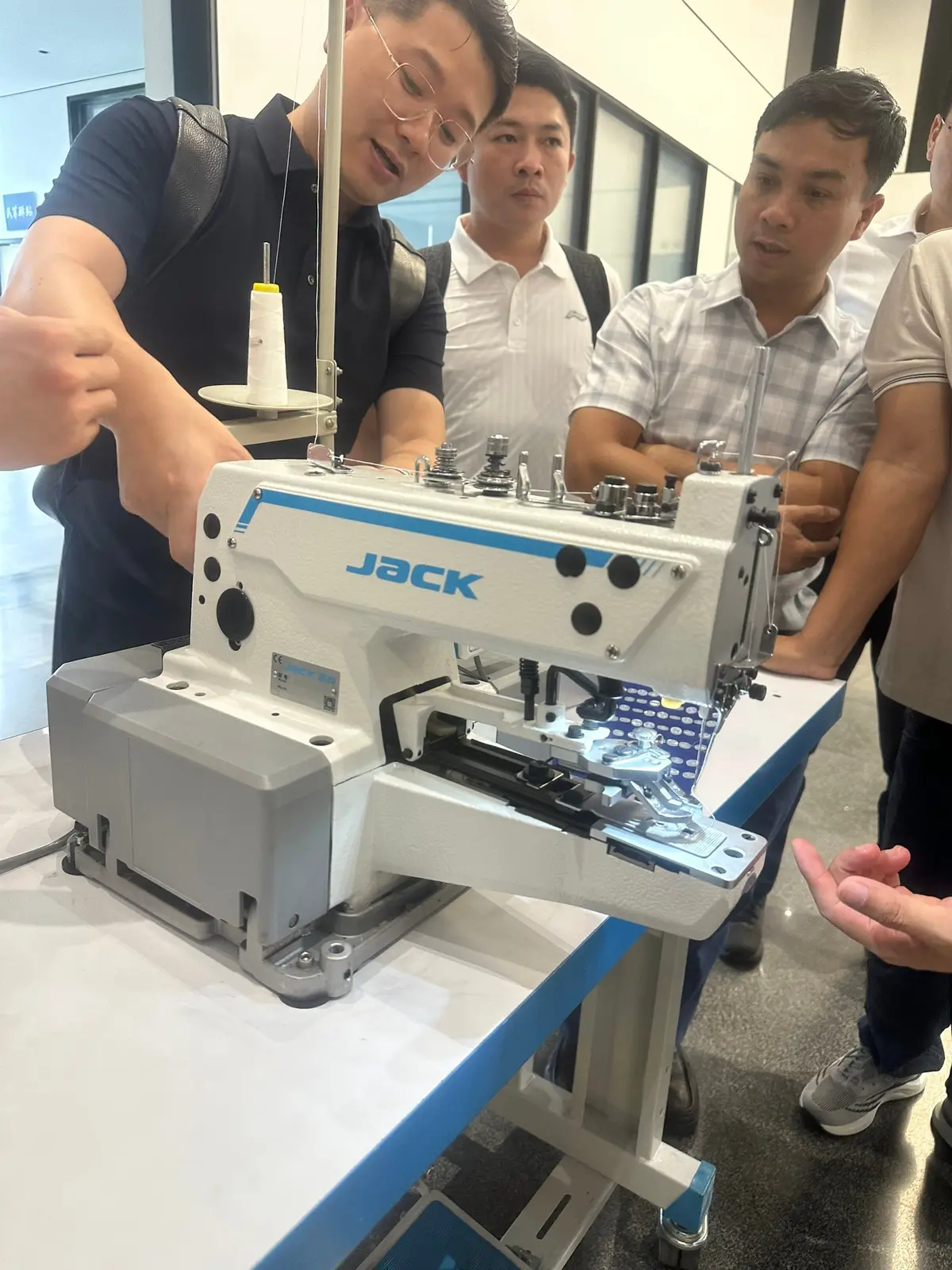 Jack JK-T1377GK-Z Industrial Button-Attaching Machine | Auto Trimmer, Foot Lift & Direct Drive | Stand & Table, view 2