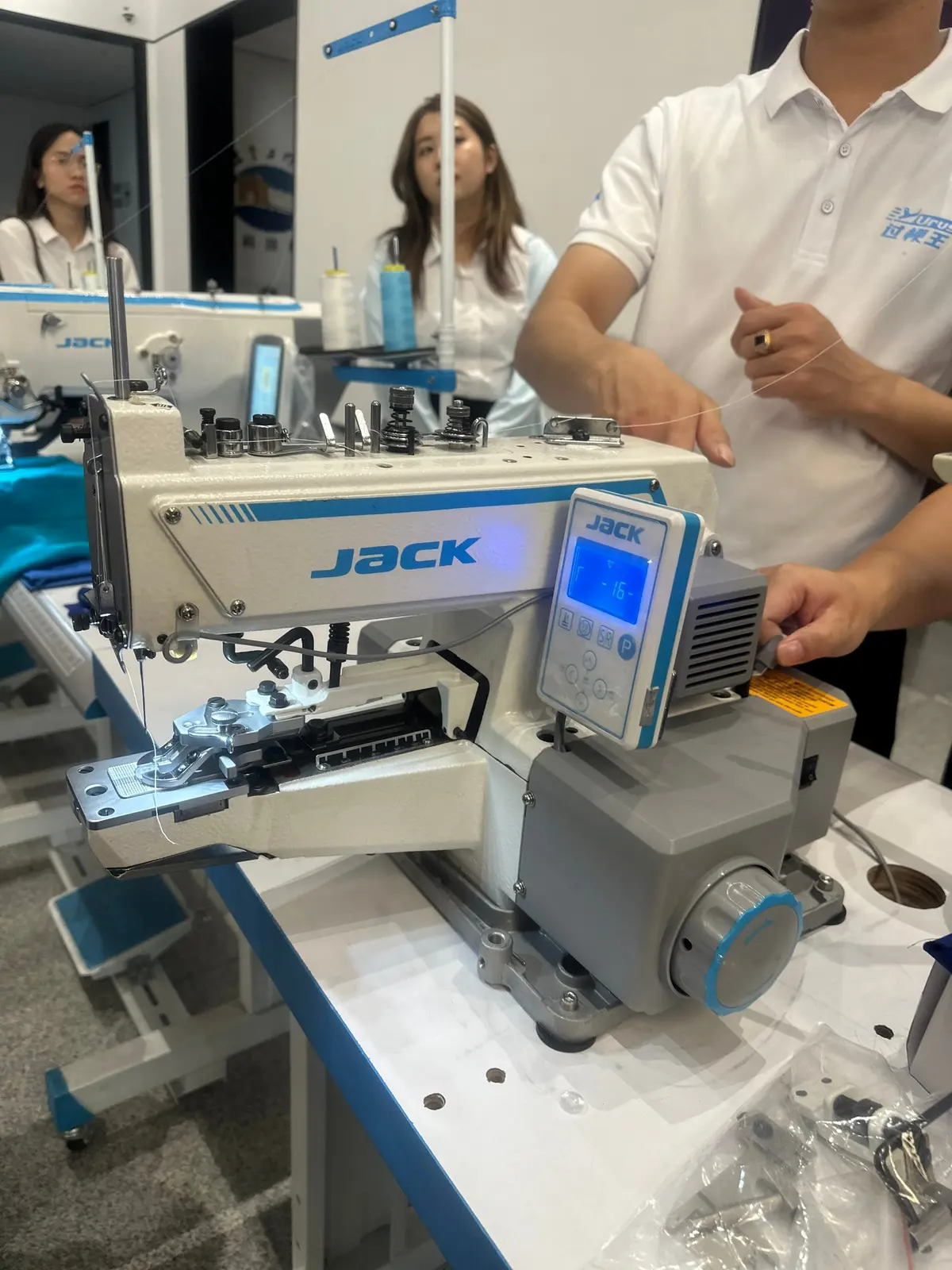 Jack JK-T1377GK-Z Industrial Button-Attaching Machine | Auto Trimmer, Foot Lift & Direct Drive | Stand & Table